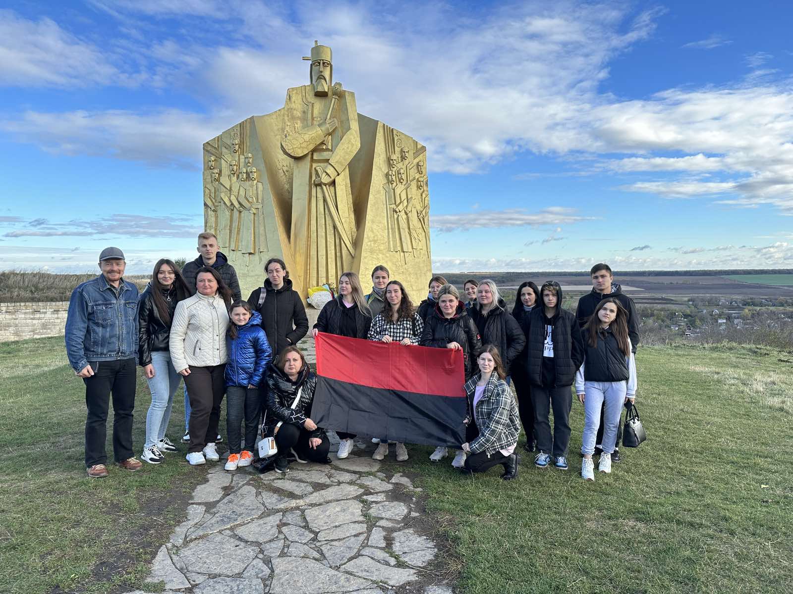 Початок екскурсії біля пам'ятнику гетьману Сагайдачному